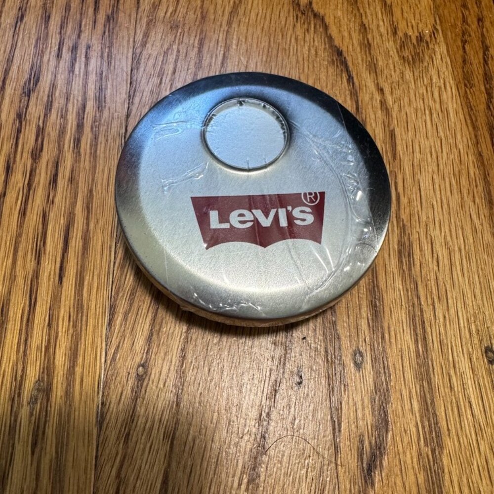 Levi's mints